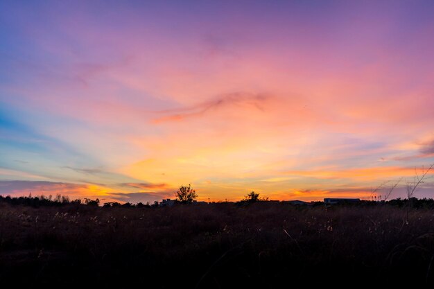 Foto fotografie del cielo dopo il tramonto e delle praterie ombreggiate nella comunità che attraversano l'orizzonte