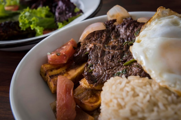 Photo photographs of typical peruvian dishes in a restaurant in cusco.