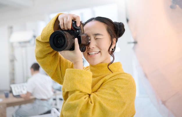 写真 写真カメラとスタジオ撮影の創造的な記憶の写真の写真家 日本の写真撮影またはデジタル制作レンズ フォーカス芸術の創造性と芸術的なショットのために働くアジアの若い女性