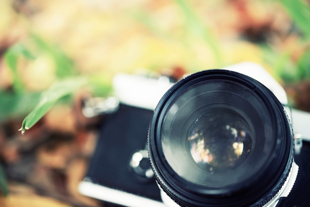 Fotografia e concetto di macchina fotografica. primo piano della vecchia macchina fotografica a terra.