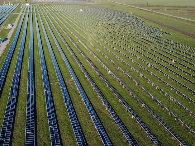 Una fotografia dall'elicottero a un gran numero di pannelli solari blu per risparmiare elettricità per l'economia.