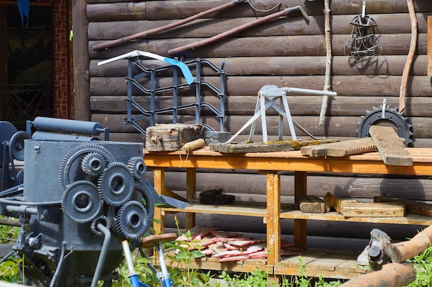 Фото Фотография станков и старинных поделок металл и дерево разные поверхности и фактуры рабочий стол мастера