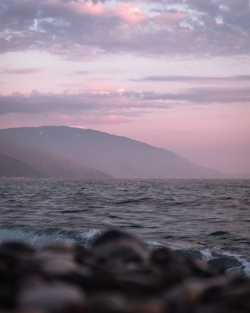 Фото Фотография силуэтов моря и гор