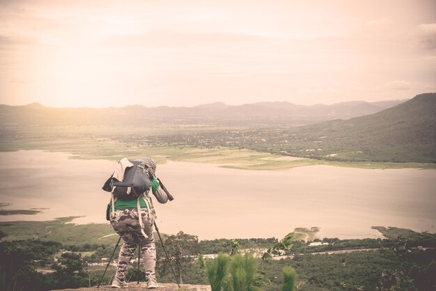 写真はmountainGoで写真を撮ります旅行に行くタイの人々