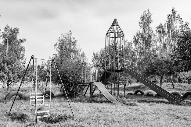 子供向けの空の遊具をテーマにした写真撮影