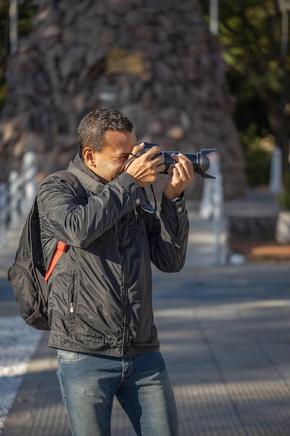 Фотожурналист фотографирует на улице