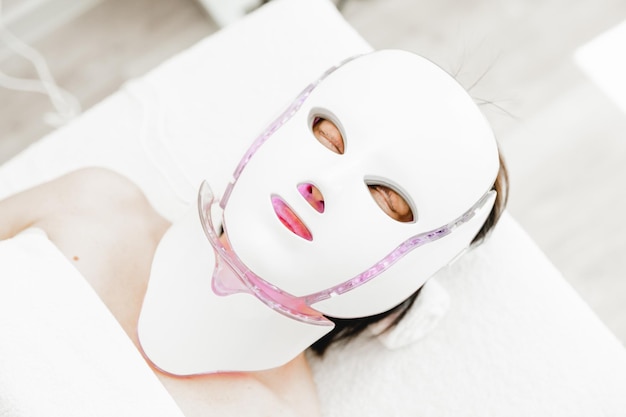 Foto maschera fotonica salute e bellezza procedura estetica per il viso di una donna maschera facciale led terapia fotonica