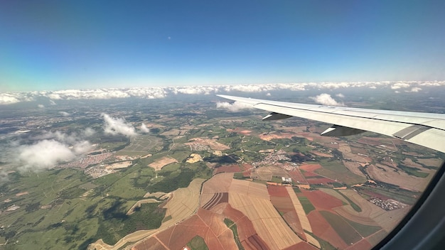 飛行機で撮影されたブラジルの緑の風景と雲の空