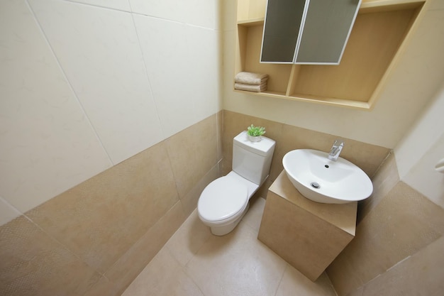 Photos of narrow bathrooms that are good for Airbnb use
