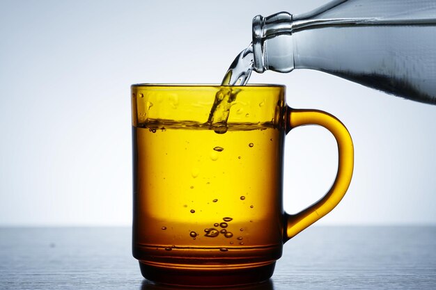 Photos pour water in a tea or brown glass