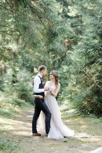 Foto photosession di una coppia innamorata. cerimonia nuziale nello stile di boho