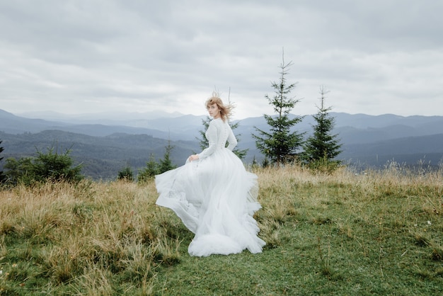 산에서 신부의 Photoshoot입니다. 보헤미안 스타일 웨딩 사진.