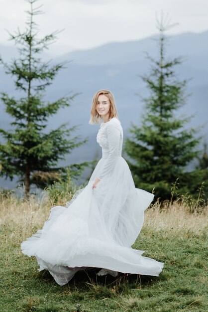 Servizio fotografico della sposa in montagna. foto di matrimonio in stile boho.