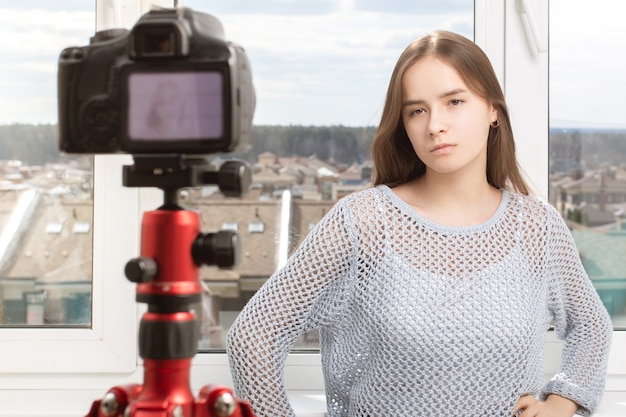 Servizio fotografico a casa. ragazza in posa davanti alla telecamera, scatta foto