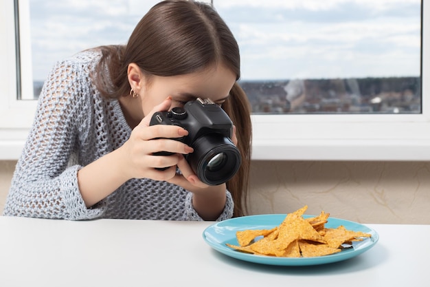 Фотошоп для начинающих Учимся правильно фотографировать Девушка-фотограф берет чипсы начос на тарелку