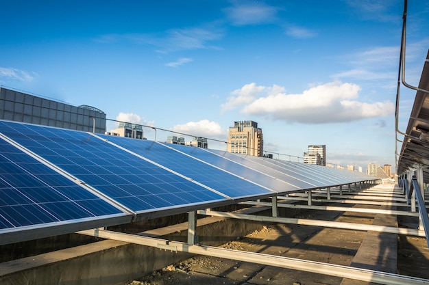 Photo photovoltaic panels in front of city background