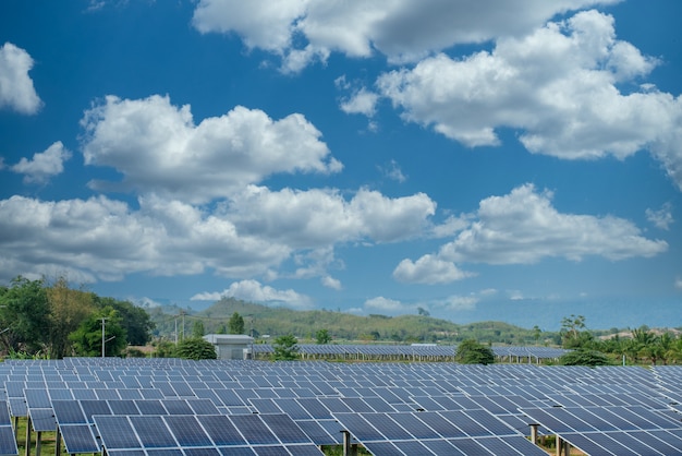 Pannelli fotovoltaici con cielo sullo sfondo