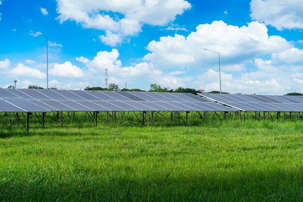 사진 극적인 일몰 푸른 하늘 배경 녹색 깨끗한 대체 전력 에너지 개념에 태양 광 발전 패널