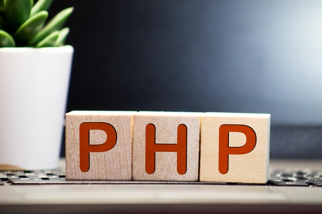 php は木製のビルディングブロックで隔離されたテキストです
