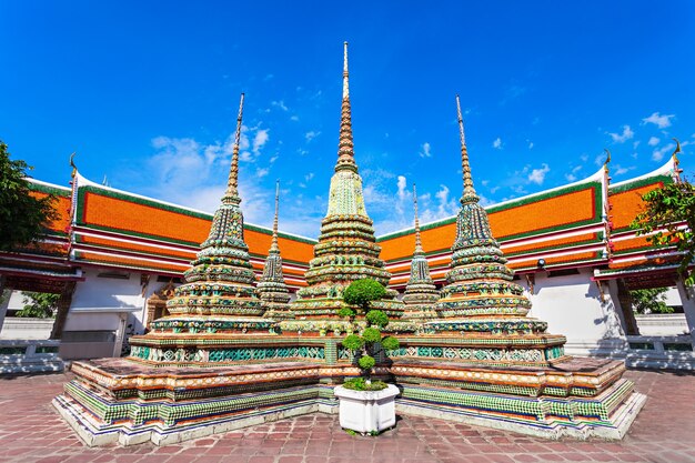 Photo phra chedi rai in wat pho buddhist temple complex in bangkok, thailand