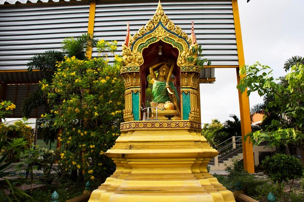 Phra Mae Thorani 신 또는 Vasundhara 또는 Dharani 천사 여신 고대 태국 민속은 태국 사람들을 위한 골동품 작은 신사에서 태국 논타부리의 Wat Tanot 사원에서 존경의 축복을 방문합니다.