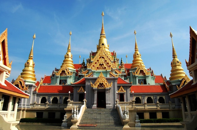 Phra Mahathat Chedi Phakdee Prakat boeddhistische tempel op de top van de heuvel voor Thaise mensen en buitenlandse reizigers reizen bezoek en respect biddende Boeddha in Bang Saphan city in Prachuap Khiri Khan Thailand