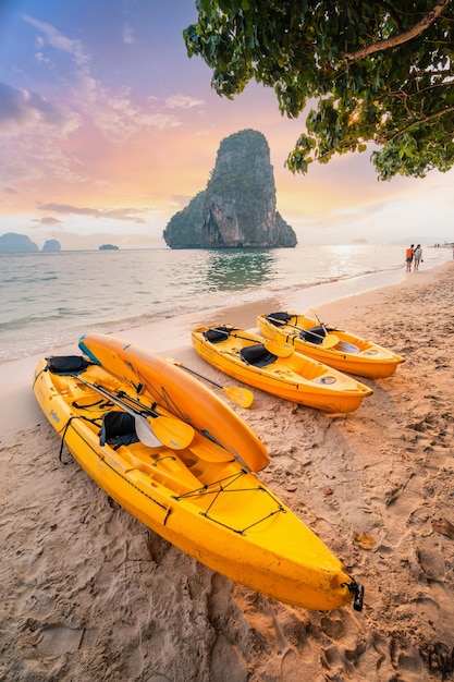 Phra Nang Beach Krabi Thailandsea 해변과 열대 저녁 바다 전망의 록키 산맥