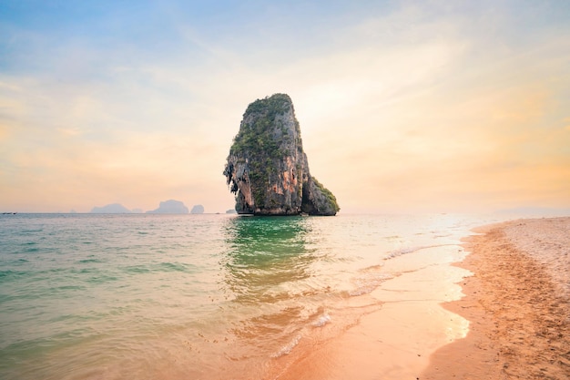 Phra Nang Beach Krabi Thailandsea strand en rotsachtige bergen in tropische avondavond zeezicht