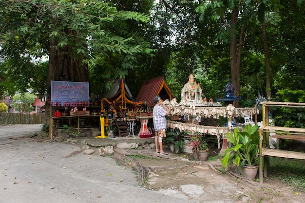 タイの人々のためのプラプム神社は、タイのラチャブリで2021年11月1日にスアンプエンでバーンフアイナムサイの祝福のために神の天使を尊重し、竹の皿に書いて旅行旅行を訪問します