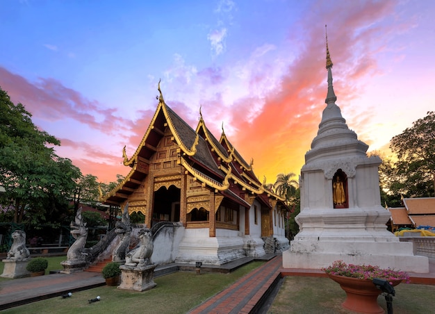 Phra Singh夕暮れ時Viharn Lai Kam Wat Phra Singhチェンマイ旧市街