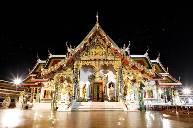 밤에 Phra That Choeng Chum 사원은 태국 Sakon Nakhon 지방의 주요하고 신성한 종교 기념물입니다.