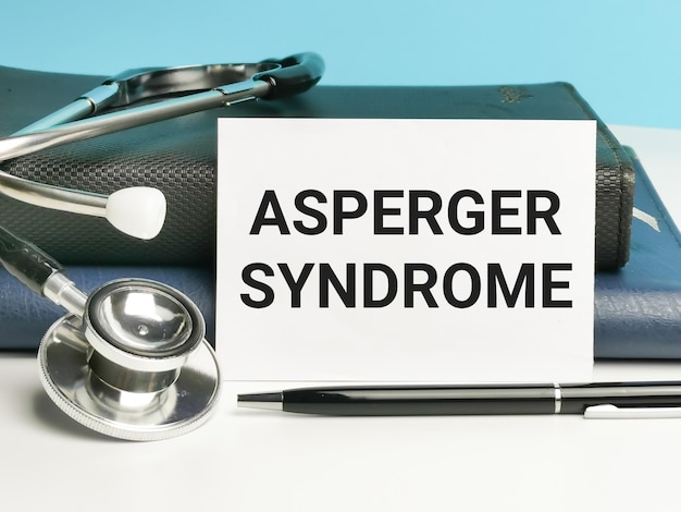청진기가 있는 흰색 카드에 쓰여진 문구 ASPERGER 증후군