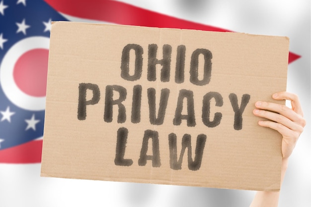 オハイオ州の旗のプライベートクライアント市場でメンズハンドのバナーにオハイオ州のプライバシー法というフレーズ