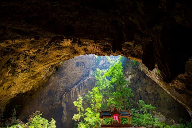 Phraya Nakhon Cave is de meest populaire attractie is een vierpuntig paviljoen gebouwd tijdens de