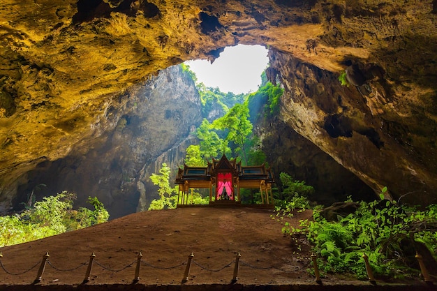 Phraya Nakhon Cave는 가장 인기있는 명소로