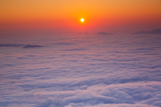 Phu Chee Dao、タイ、チェンライ県、チェンライの山のPhu chee daoピークの日の出、