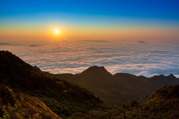 Phu Chee Dao、タイ、チェンライ県、チェンライの山のPhu chee daoピークの日の出、