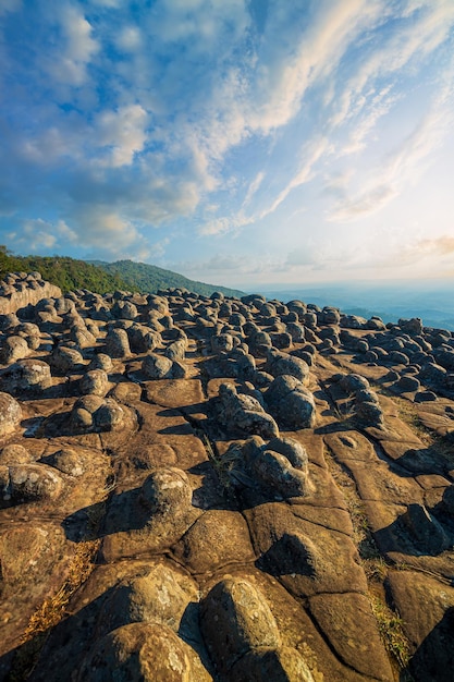 Phu Hin Rong Kla National Park, Thailand, zonsondergang bij Lan Hin Pum onder kleurrijke lucht