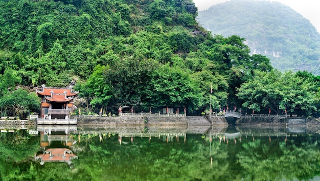 Photo phu khong temple at the trang an scenic area unesco world heritage in vietnam