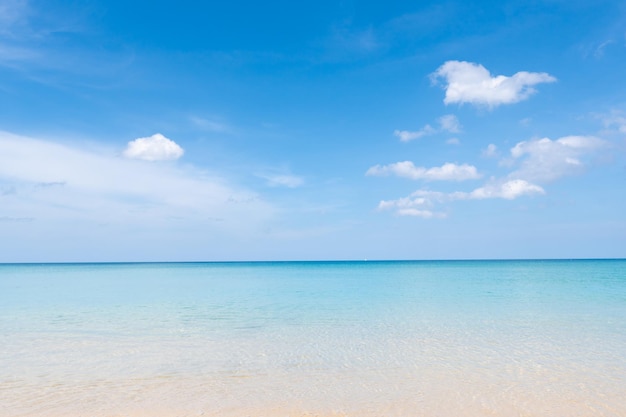 プーケット ビーチ海。夏の太陽の下でビーチの海と砂の風景を見る。ビーチ スペース エリアの背景。