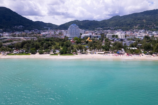 Vista dall'alto della spiaggia di phuket patong dalla fotocamera del drone bella spiaggia di patong phuket thailandia incredibile spiaggia di mare destinazione turistica di sabbia nel mare delle andamane bellissima isola a giugno 172022