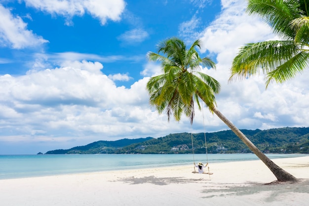 Фото Пхукет, таиланд, тропический пляжный рай с пляжными качелями с девушкой в белой рубашке