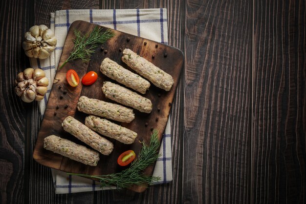 Salsiccia tradizionale di phuket sulla tavola di legno