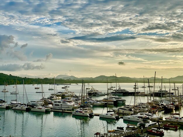 Foto il paradiso degli yacht di phuket, una marina thailandese unica, un paradiso sicuro per gli yacht