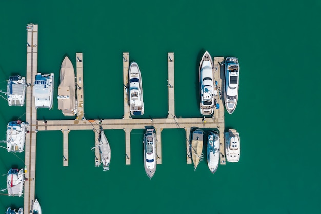 緑の海タイのプーケットヨット桟橋