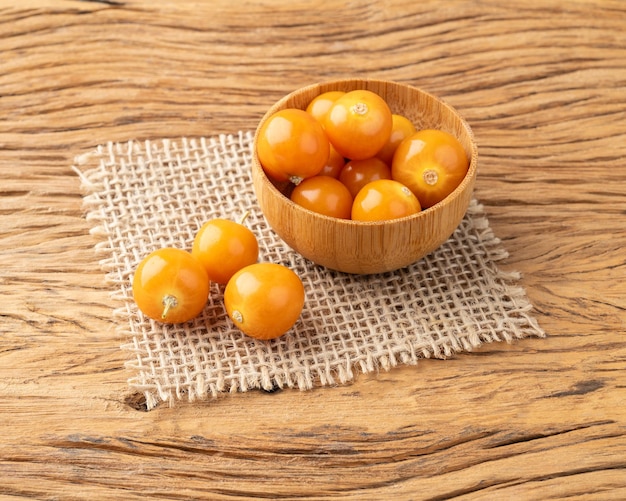 사진 나무 테이블 위의 그릇에 있는 physalis