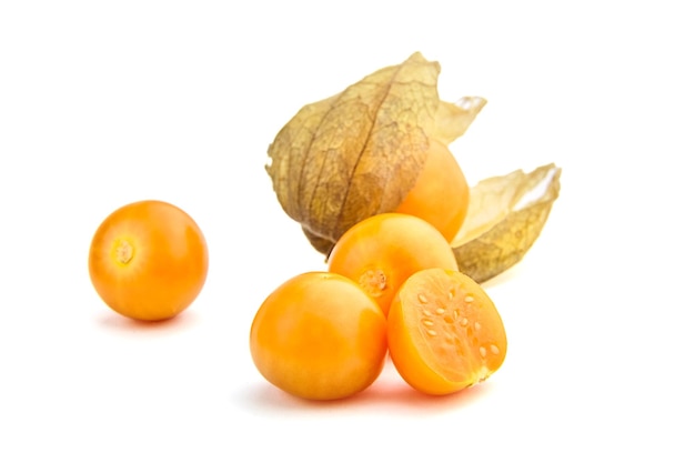 Ягоды Physalis peruviana зрелые плоды, разрезанные пополам, целые и разделенные пополам. Золотые ягоды, выделенные на белом