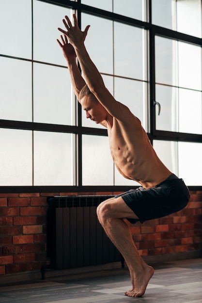 Photo physical activities for a strong body and healthy mind. man exercising in a gym.