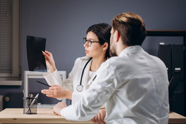 Un medico che si consulta con un collega anziano