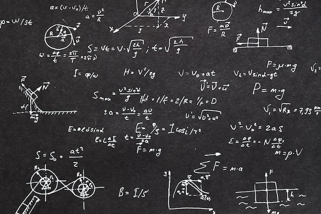 Formula di fisica scritta sulla lavagna